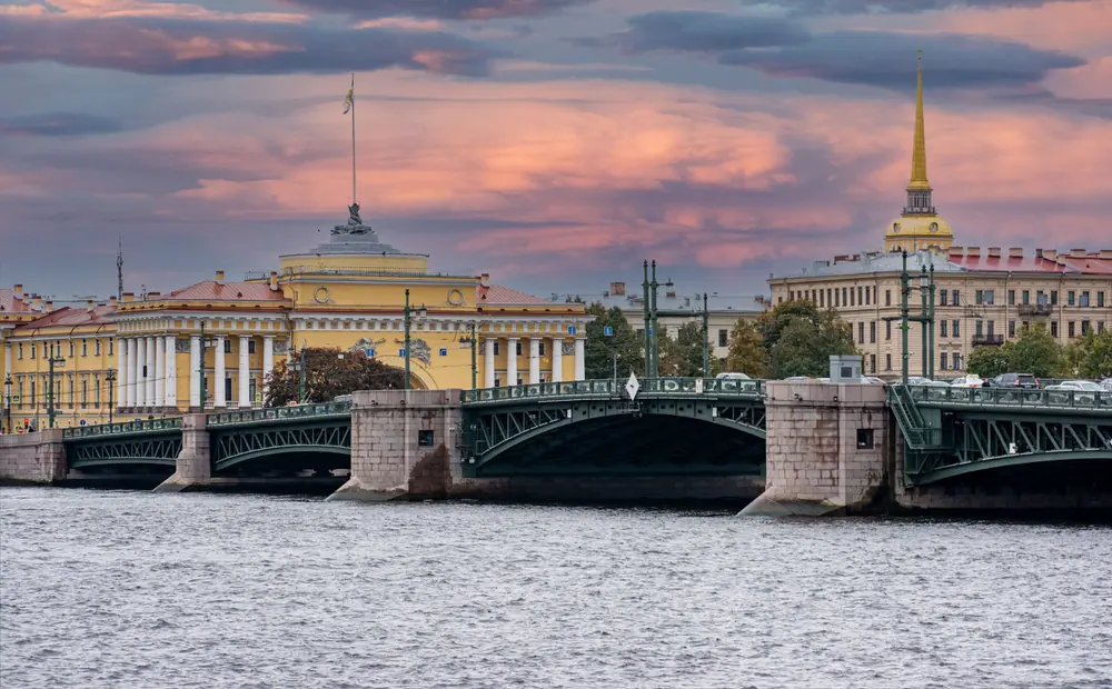 Исторический центр Петербурга — привычный фон для многих независимых разработчиков и дизайнеров, работающих на заказчиков из США.